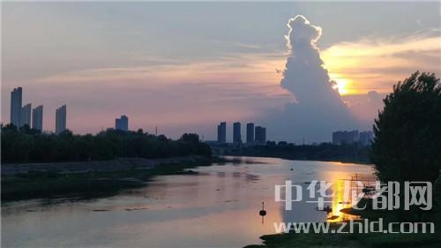 為了這朵云，周口人聚集在大慶路橋上……