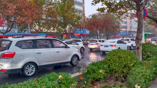 雨中道路擁堵，市民可繞行！