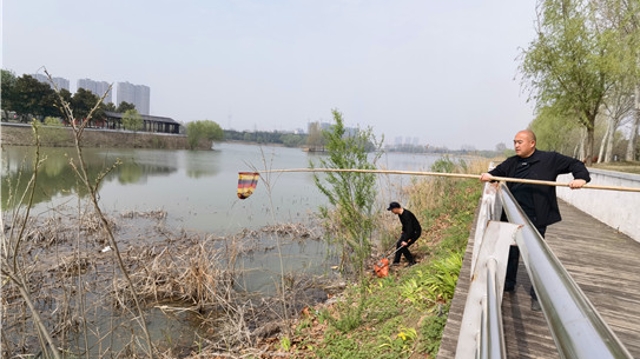 周口植物園清潔湖水倡文明